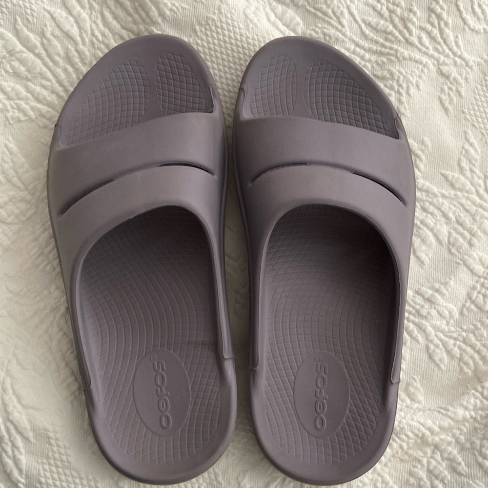 Nearly new Oofos slip-ons mauve